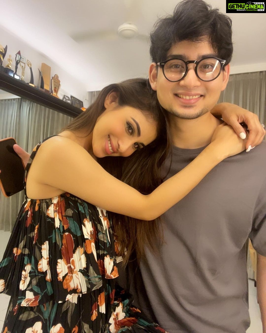 Mouni Roy Instagram - Miss you 😔😟 @mukhar_roy Happppyyyyy Bhaidooj 🔴⚫️🟡