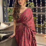 Mouni Roy Instagram - The light of love…. 💡 दीपावली 🪔 ____________________________________________________ @printsbyradhika x @rishika_devnani Jewels from my @anusoru s antiquities 🤩