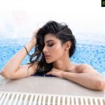 Mouni Roy Instagram - #waterbaby 💧 #goodvibesonly ✌🏻 #sunday 🔅