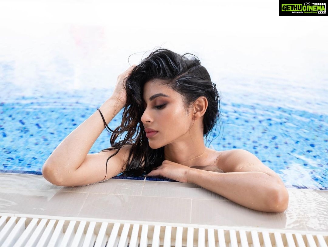 Mouni Roy Instagram - #waterbaby 💧 #goodvibesonly ✌🏻 #sunday 🔅