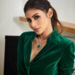 Mouni Roy Instagram - 💚 @highonpersonamagazine Editor: Barkha Arora (@Iambarkhaarora) Associate Editor: Divya Khanna (@divyakhanna97) Styling and Concept: @iambarkhaarora & @richaagarwal197 Photographer: Trisha Sarang (@trishasarang) Location: Holiday Inn, Mumbai (@holidayInnMumbai) Outfit: @siddharthabansal_ Footwear: Dune London (@dune_london_India) Bag: Paul Adams (@pauladamsworld @pauladamsluxe) Jewellery: Manohar Lal Jewellers (@manoharlaljewellers) Hair: Sharda Jadhav (@hairbyshardajadhav) Make Up: Mukesh Patil (@mukeshpatilmakeup) Actor's Reputation Management: Raindrop Media (@media.raindrop)