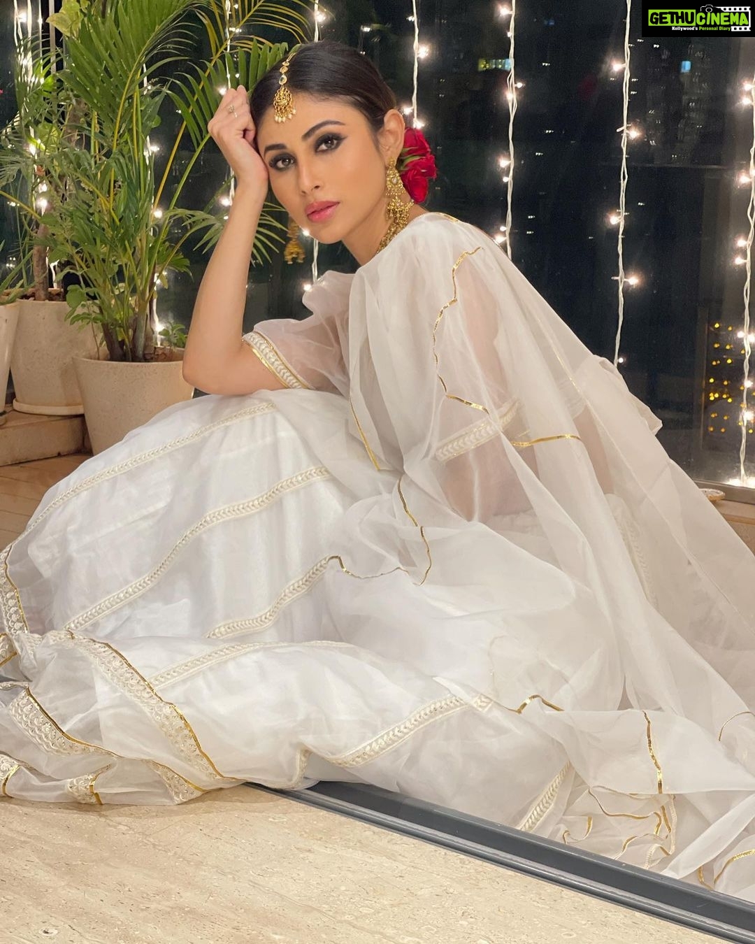 Mouni Roy Instagram - For the love of white 🕊 ________________________________________________ @idaho_o x @anusoru x @nidhikurda Hair & make up by me ☺️ 📸 @imamitkapoor