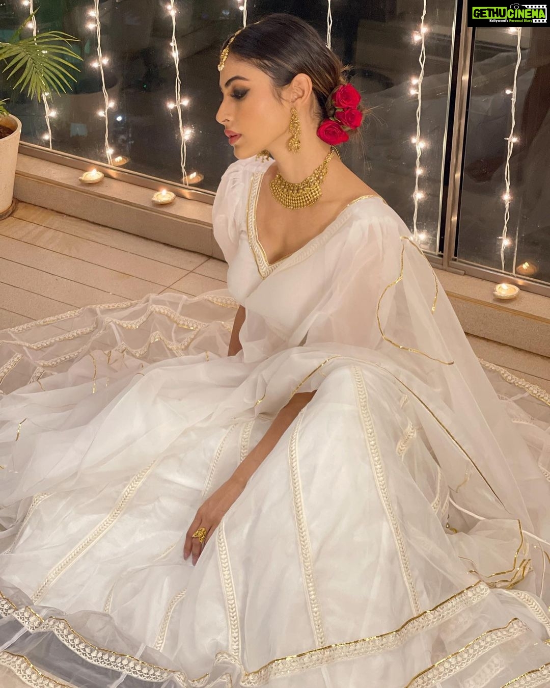 Mouni Roy Instagram - For the love of white 🕊 ________________________________________________ @idaho_o x @anusoru x @nidhikurda Hair & make up by me ☺️ 📸 @imamitkapoor