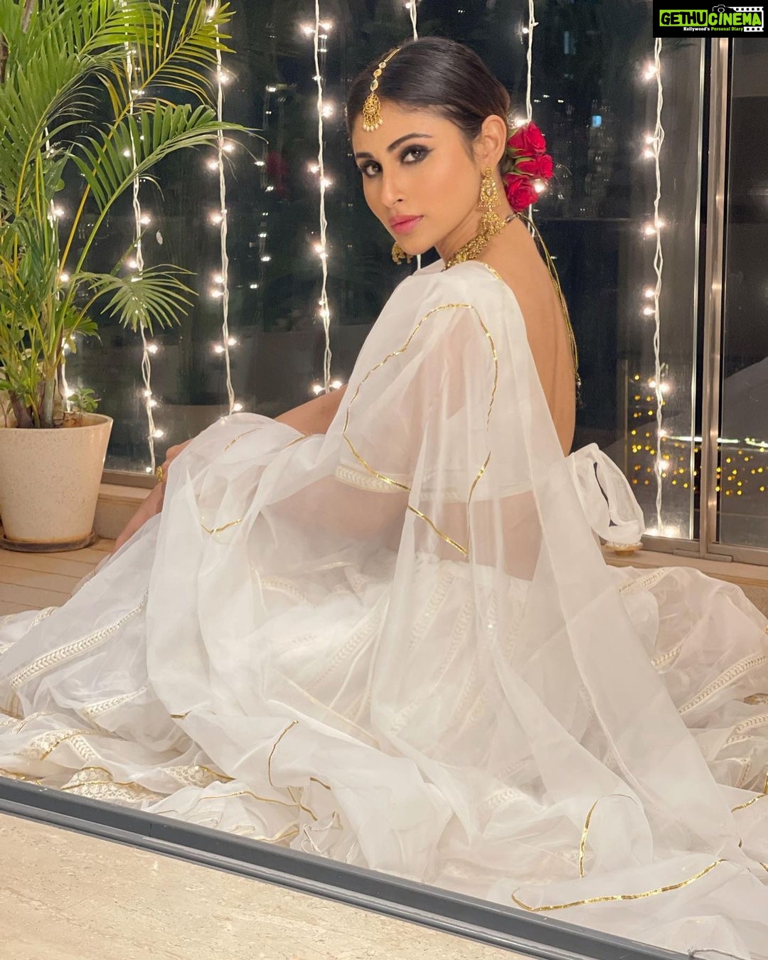 Mouni Roy Instagram - For the love of white 🕊 ________________________________________________ @idaho_o x @anusoru x @nidhikurda Hair & make up by me ☺️ 📸 @imamitkapoor