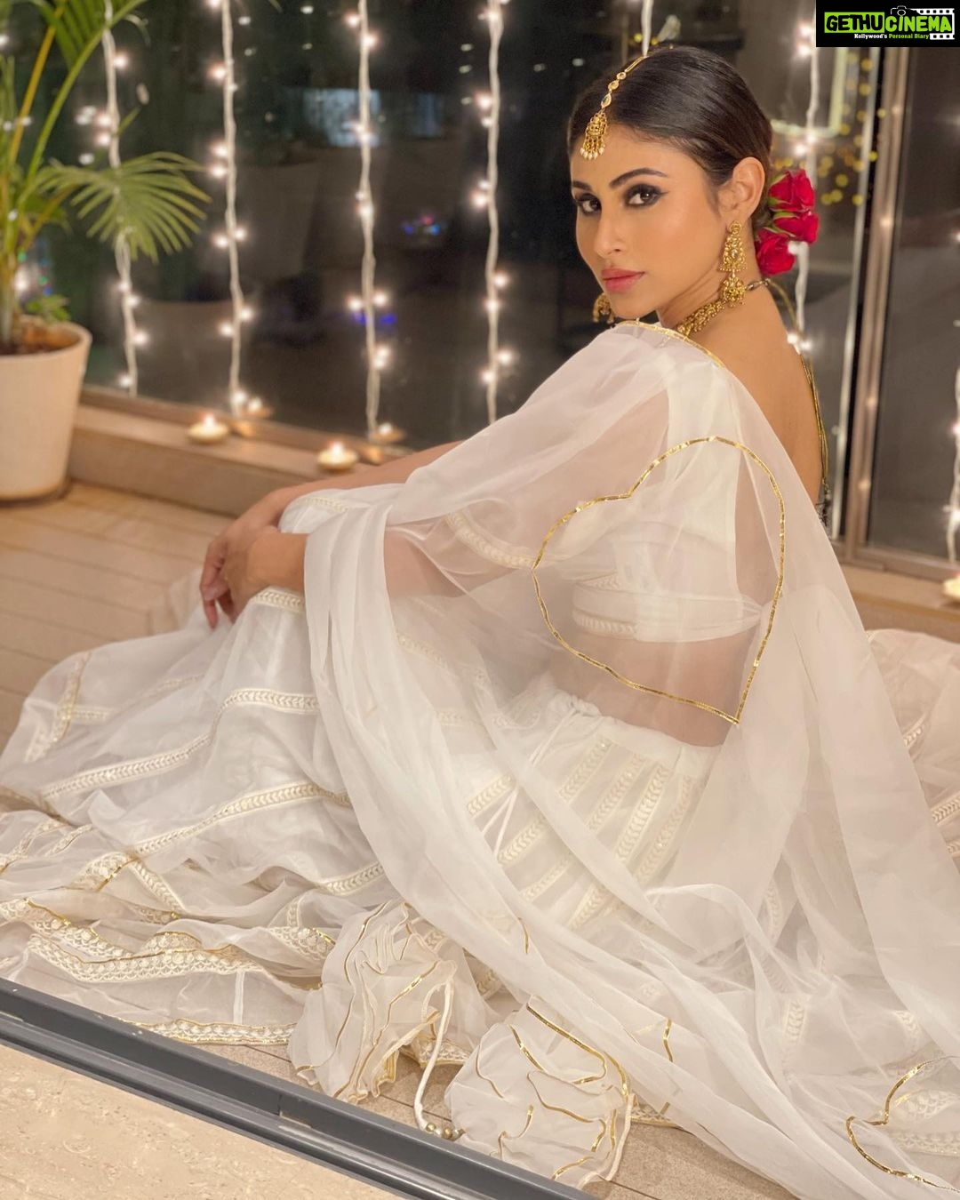Mouni Roy Instagram - For the love of white 🕊 ________________________________________________ @idaho_o x @anusoru x @nidhikurda Hair & make up by me ☺️ 📸 @imamitkapoor