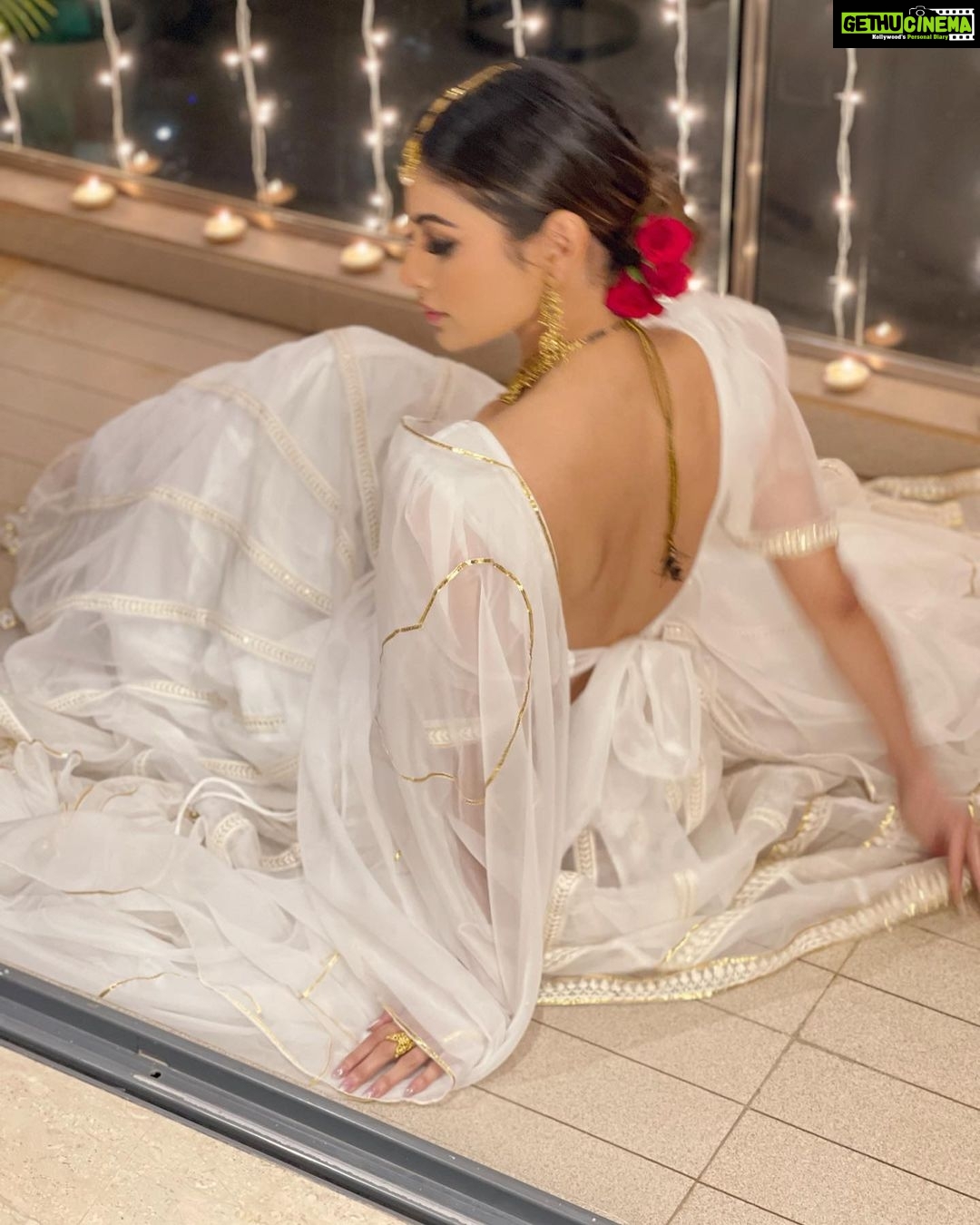 Mouni Roy Instagram - For the love of white 🕊 ________________________________________________ @idaho_o x @anusoru x @nidhikurda Hair & make up by me ☺️ 📸 @imamitkapoor