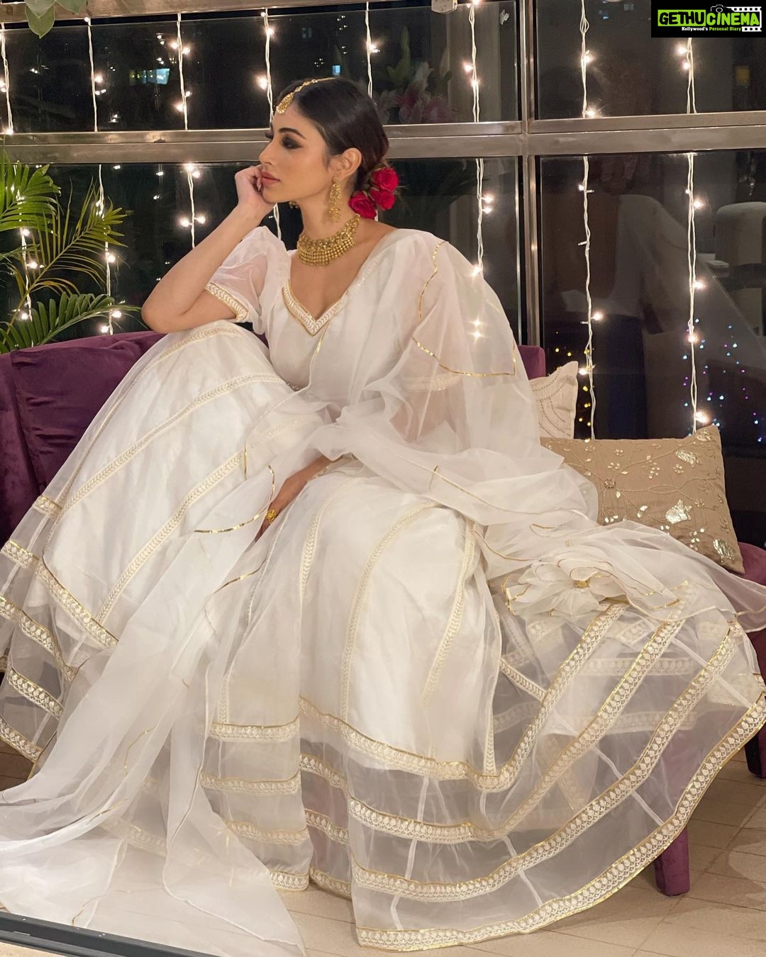 Mouni Roy Instagram - For the love of white 🕊 ________________________________________________ @idaho_o x @anusoru x @nidhikurda Hair & make up by me ☺️ 📸 @imamitkapoor