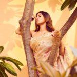 Mouni Roy Instagram - Always feel beautiful wrapped in a Saree☺️ _____________________________________________________ @geishadesigns x @viangevintage x @house.of.midas x @inaya_accessories @manekaharisinghani for @stylebalmco @chettiarqueensly @chettiaralbert 📸 @tejasnerurkarr