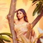Mouni Roy Instagram - Always feel beautiful wrapped in a Saree☺️ _____________________________________________________ @geishadesigns x @viangevintage x @house.of.midas x @inaya_accessories @manekaharisinghani for @stylebalmco @chettiarqueensly @chettiaralbert 📸 @tejasnerurkarr