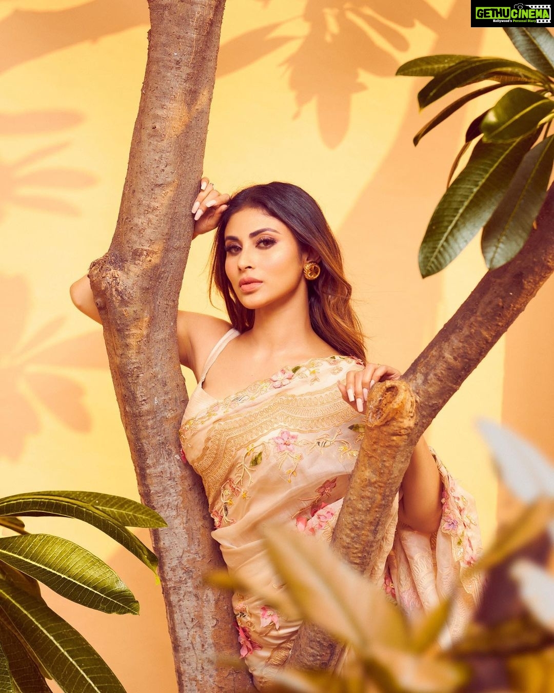 Mouni Roy Instagram - Always feel beautiful wrapped in a Saree☺️ _____________________________________________________ @geishadesigns x @viangevintage x @house.of.midas x @inaya_accessories @manekaharisinghani for @stylebalmco @chettiarqueensly @chettiaralbert 📸 @tejasnerurkarr