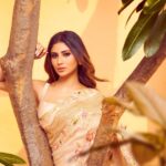 Mouni Roy Instagram - Always feel beautiful wrapped in a Saree☺️ _____________________________________________________ @geishadesigns x @viangevintage x @house.of.midas x @inaya_accessories @manekaharisinghani for @stylebalmco @chettiarqueensly @chettiaralbert 📸 @tejasnerurkarr