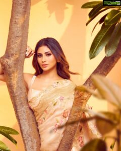 Mouni Roy Instagram - Always feel beautiful wrapped in a Saree☺️ _____________________________________________________ @geishadesigns x @viangevintage x @house.of.midas x @inaya_accessories @manekaharisinghani for @stylebalmco @chettiarqueensly @chettiaralbert 📸 @tejasnerurkarr