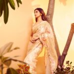 Mouni Roy Instagram - Always feel beautiful wrapped in a Saree☺️ _____________________________________________________ @geishadesigns x @viangevintage x @house.of.midas x @inaya_accessories @manekaharisinghani for @stylebalmco @chettiarqueensly @chettiaralbert 📸 @tejasnerurkarr