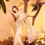 Mouni Roy Instagram - Always feel beautiful wrapped in a Saree☺️ _____________________________________________________ @geishadesigns x @viangevintage x @house.of.midas x @inaya_accessories @manekaharisinghani for @stylebalmco @chettiarqueensly @chettiaralbert 📸 @tejasnerurkarr