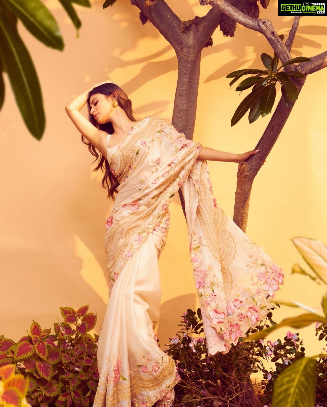 Mouni Roy Instagram - Always feel beautiful wrapped in a Saree☺️ _____________________________________________________ @geishadesigns x @viangevintage x @house.of.midas x @inaya_accessories @manekaharisinghani for @stylebalmco @chettiarqueensly @chettiaralbert 📸 @tejasnerurkarr