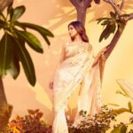 Mouni Roy Instagram - Always feel beautiful wrapped in a Saree☺️ _____________________________________________________ @geishadesigns x @viangevintage x @house.of.midas x @inaya_accessories @manekaharisinghani for @stylebalmco @chettiarqueensly @chettiaralbert 📸 @tejasnerurkarr