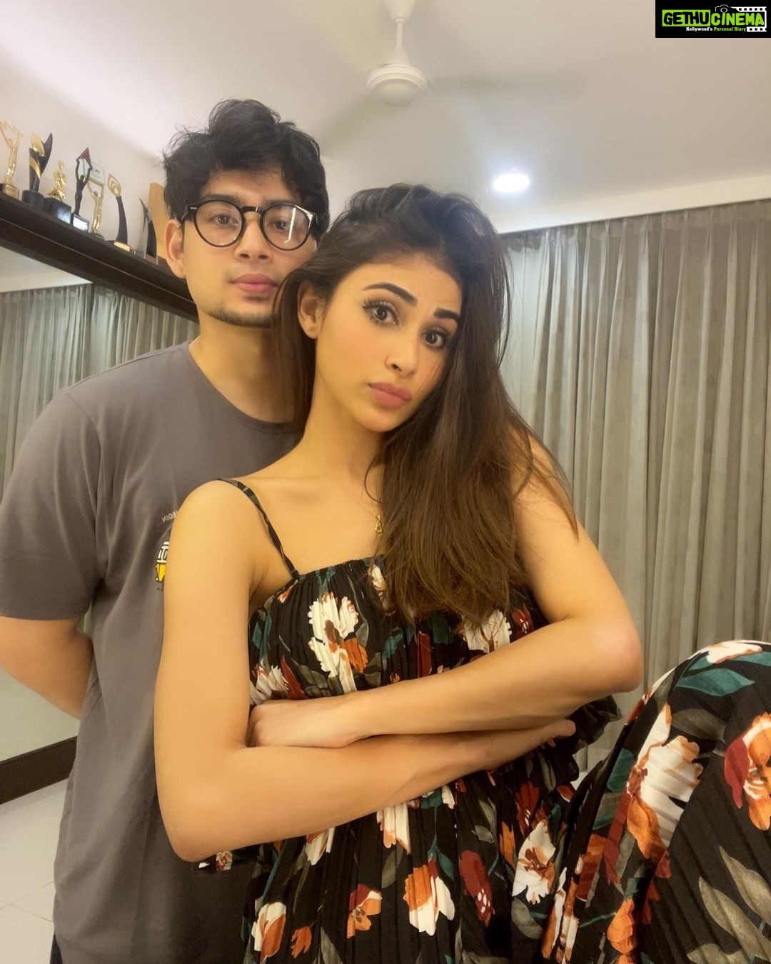 Mouni Roy Instagram - Miss you 😔😟 @mukhar_roy Happppyyyyy Bhaidooj 🔴⚫️🟡