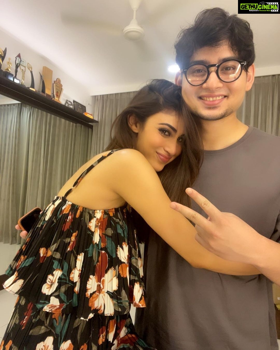 Mouni Roy Instagram - Miss you 😔😟 @mukhar_roy Happppyyyyy Bhaidooj 🔴⚫️🟡