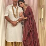 Mouni Roy Instagram - The light of love…. 💡 दीपावली 🪔 ____________________________________________________ @printsbyradhika x @rishika_devnani Jewels from my @anusoru s antiquities 🤩