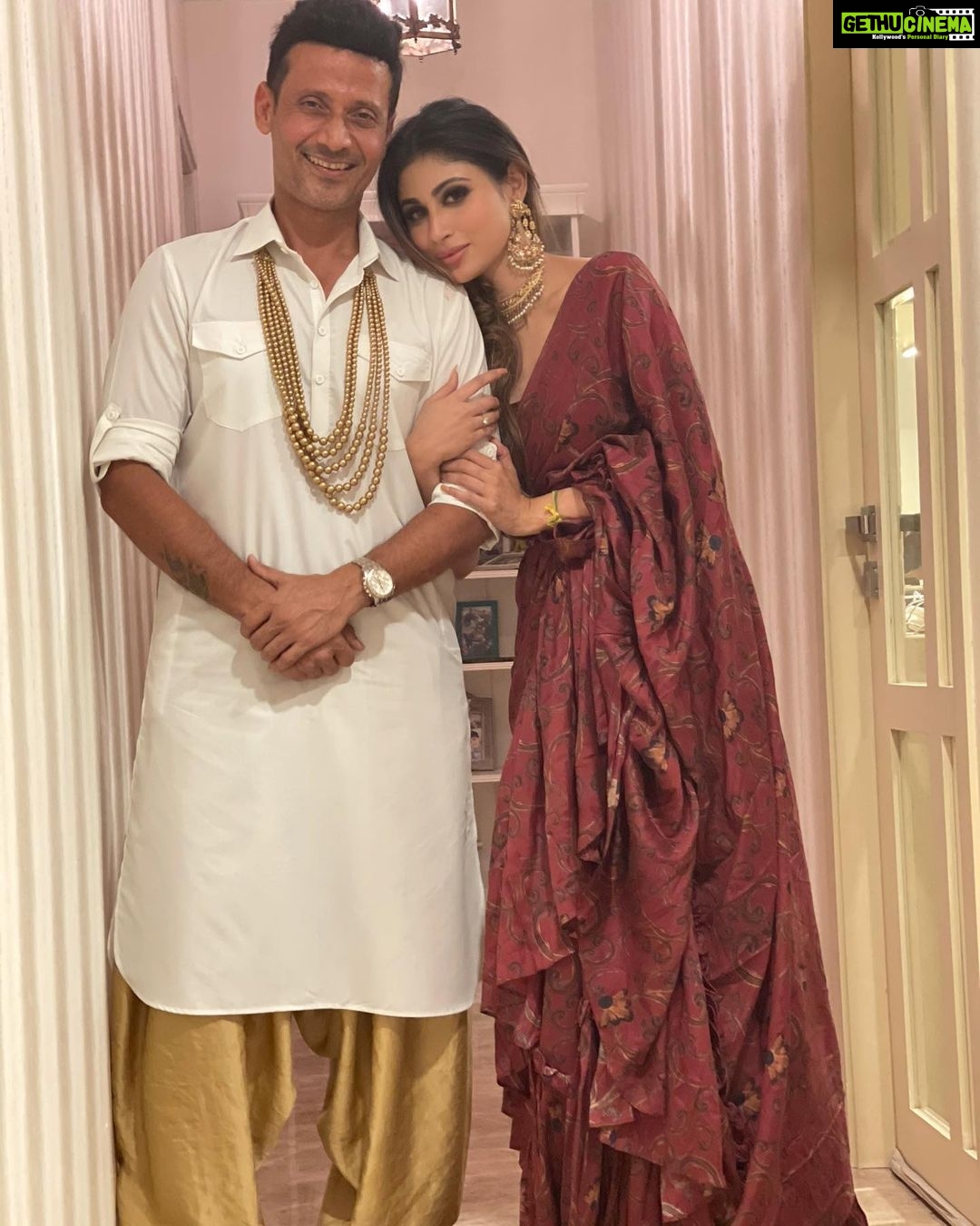 Mouni Roy Instagram - The light of love…. 💡 दीपावली 🪔 ____________________________________________________ @printsbyradhika x @rishika_devnani Jewels from my @anusoru s antiquities 🤩