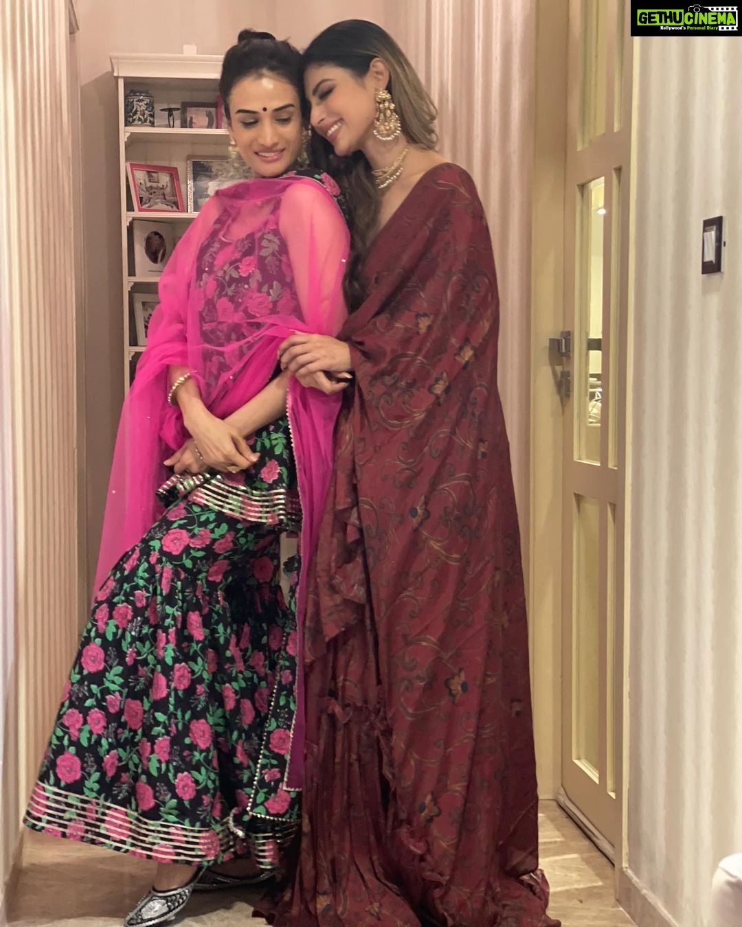 Mouni Roy Instagram - The light of love…. 💡 दीपावली 🪔 ____________________________________________________ @printsbyradhika x @rishika_devnani Jewels from my @anusoru s antiquities 🤩
