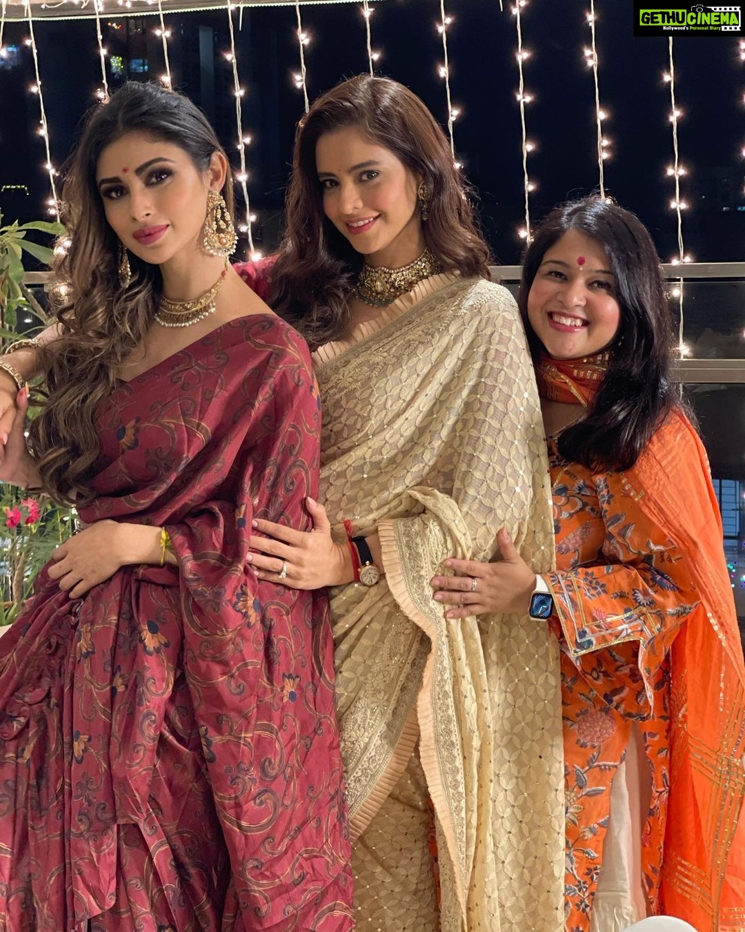 Mouni Roy Instagram - The light of love…. 💡 दीपावली 🪔 ____________________________________________________ @printsbyradhika x @rishika_devnani Jewels from my @anusoru s antiquities 🤩