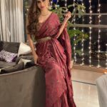 Mouni Roy Instagram - The light of love…. 💡 दीपावली 🪔 ____________________________________________________ @printsbyradhika x @rishika_devnani Jewels from my @anusoru s antiquities 🤩