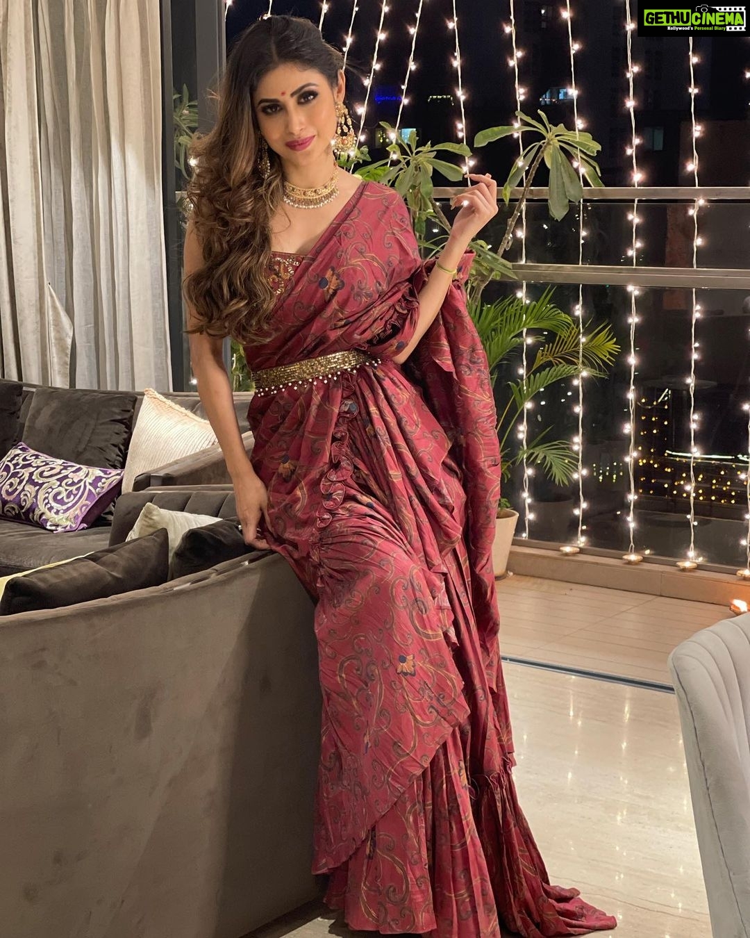 Mouni Roy Instagram - The light of love…. 💡 दीपावली 🪔 ____________________________________________________ @printsbyradhika x @rishika_devnani Jewels from my @anusoru s antiquities 🤩