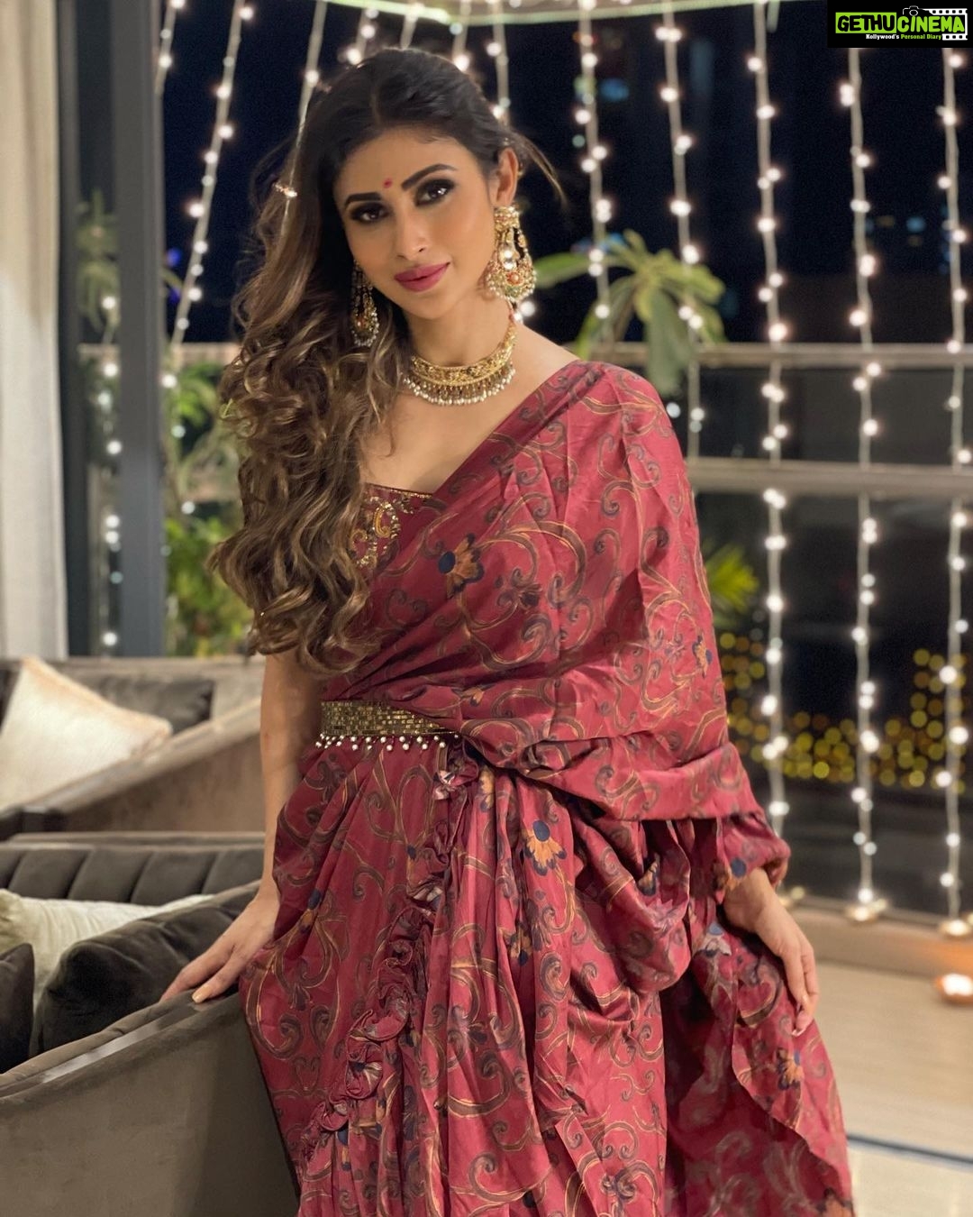 Mouni Roy Instagram - The light of love…. 💡 दीपावली 🪔 ____________________________________________________ @printsbyradhika x @rishika_devnani Jewels from my @anusoru s antiquities 🤩