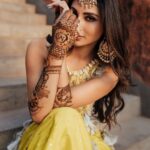 Mouni Roy Instagram - 🌼 मेहेंदी🌼 • • • • Outfit : @payalsinghal Jewellery: @golecha_jewels Wedding planners : @neferrtitiweddings Decor & styling : @neferrtitiweddings Hospitality partner : @hiltongoaresort Videography team : @theweddingjournalsofindia Photography team : @priyamparikhpictures Hospitality management: @Bgc.event DJ: @dj_sharath Mehendi artist : @halimakhannizami