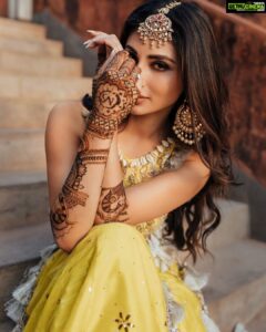 Mouni Roy Instagram - 🌼 मेहेंदी🌼 • • • • Outfit : @payalsinghal Jewellery: @golecha_jewels Wedding planners : @neferrtitiweddings Decor & styling : @neferrtitiweddings Hospitality partner : @hiltongoaresort Videography team : @theweddingjournalsofindia Photography team : @priyamparikhpictures Hospitality management: @Bgc.event DJ: @dj_sharath Mehendi artist : @halimakhannizami