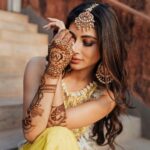 Mouni Roy Instagram - 🌼 मेहेंदी🌼 • • • • Outfit : @payalsinghal Jewellery: @golecha_jewels Wedding planners : @neferrtitiweddings Decor & styling : @neferrtitiweddings Hospitality partner : @hiltongoaresort Videography team : @theweddingjournalsofindia Photography team : @priyamparikhpictures Hospitality management: @Bgc.event DJ: @dj_sharath Mehendi artist : @halimakhannizami