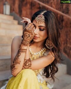Mouni Roy Instagram - 🌼 मेहेंदी🌼 • • • • Outfit : @payalsinghal Jewellery: @golecha_jewels Wedding planners : @neferrtitiweddings Decor & styling : @neferrtitiweddings Hospitality partner : @hiltongoaresort Videography team : @theweddingjournalsofindia Photography team : @priyamparikhpictures Hospitality management: @Bgc.event DJ: @dj_sharath Mehendi artist : @halimakhannizami