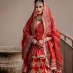 Mouni Roy Instagram - The Circle of my beautiful life…🔱 • • • Wedding planners : @neferrtitiweddings Decor & styling : @neferrtitiweddings Hospitality partner : @hiltongoaresort Videography team : @theweddingjournalsofindia Photography team : @priyamparikhpictures Hospitality management: @Bgc.event @anmoljewellers @rishika_devnani