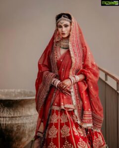 Mouni Roy Instagram - The Circle of my beautiful life…🔱
•
•
•

Wedding planners : @neferrtitiweddings
Decor & styling : @neferrtitiweddings
Hospitality partner : @hiltongoaresort 
Videography team : @theweddingjournalsofindia 
Photography team : @priyamparikhpictures
Hospitality management: @Bgc.event
@anmoljewellers 
@rishika_devnani