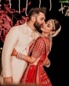 Mouni Roy Instagram - सखा सप्तपदा भव ।
सखायौ सप्तपदा बभूव ।
सख्यं ते गमेयम् । 
सख्यात् ते मायोषम् । 
सख्यान्मे मयोष्ठाः ।
•
•
•

@anmoljewellers 
@rishika_devnani 

Wedding planners : @neferrtitiweddings
Decor & styling : @neferrtitiweddings
Hospitality partner : @hiltongoaresort 
Videography team : @theweddingjournalsofindia 
Photography team : @priyamparikhpictures
Hospitality management: @Bgc.event
