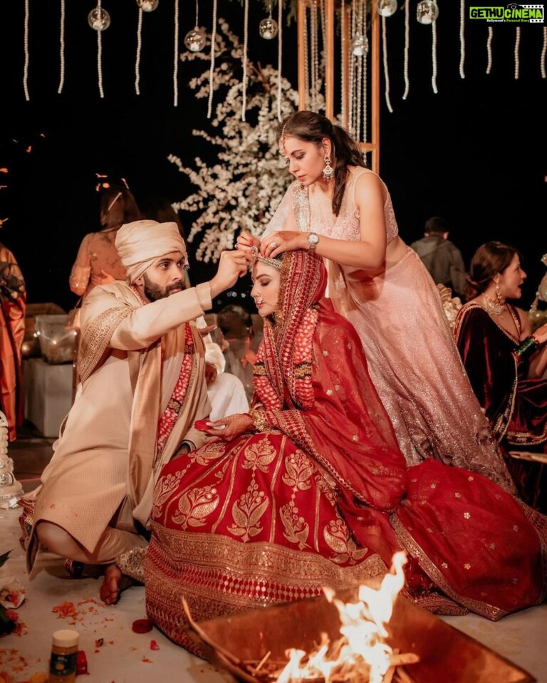 Mouni Roy Instagram - सखा सप्तपदा भव । सखायौ सप्तपदा बभूव । सख्यं ते गमेयम् । सख्यात् ते मायोषम् । सख्यान्मे मयोष्ठाः । • • • @anmoljewellers @rishika_devnani Wedding planners : @neferrtitiweddings Decor & styling : @neferrtitiweddings Hospitality partner : @hiltongoaresort Videography team : @theweddingjournalsofindia Photography team : @priyamparikhpictures Hospitality management: @Bgc.event Hilton Goa Resort