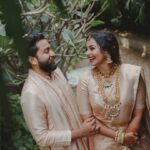 Mrudula Murali Instagram - Snippets of a happy day from 2020• To have planned and executed a wedding in two weeks involved loads of replanning, cancellations, travelling & truck loads of confusions. Thanking all our dear friends and family for having our back! Much love ♥️ Videography: @magicmotionmedia Jewellery: @pureallure.in Styled by @styledbyammu MUA: @shoshanks_makeup Sareeblouse: @thaiyalpura Mehendi: @shabnam_mehendi_kochi