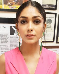 Mrunal Thakur Instagram - Hair and makeup @missblender Styled by @aakansha_kapoor @srstore09 @shillpapuriidesignerjewellery