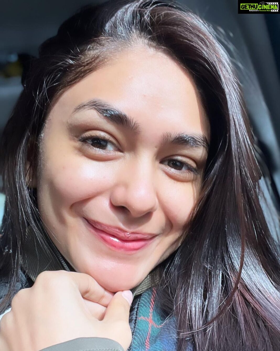 Mrunal Thakur Instagram - Wow what is this weather 🥶❄️ Be good to your skin. You’ll wear it every day for the rest of your life. So Moisturise it 🙋🏻‍♀️ #nomakeup #mosturizer #lipbalm #skincare