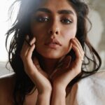 Mrunal Thakur Instagram – 🌹