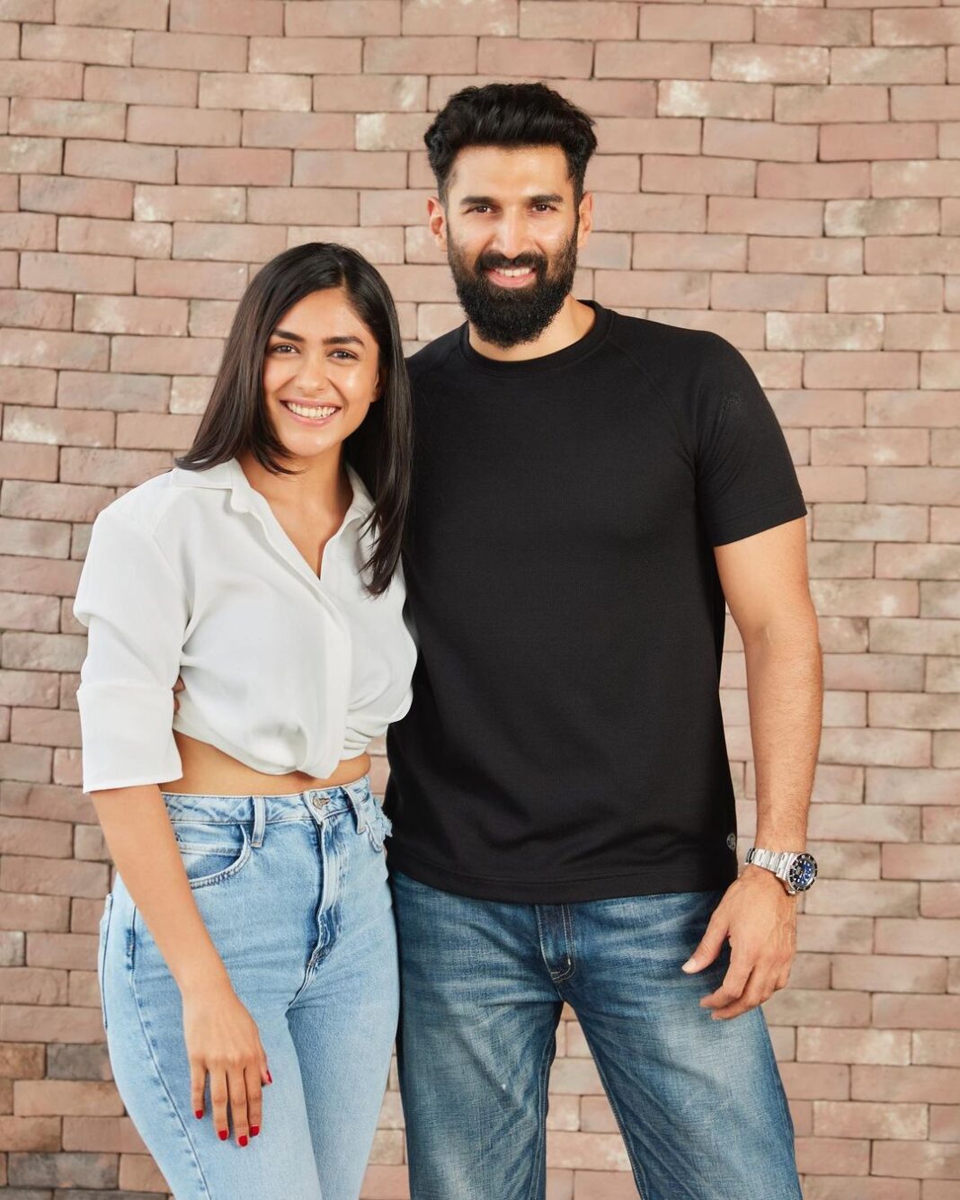 Mrunal Thakur Instagram - It's time for a face-off!! @adityaroykapur are you ready?🤜🏻🤛🏻 Super excited to work in the Hindi remake of the Tamil hit, #Thadam, to be directed by @v__________k . Produced by #BhushanKumar's @tseriesfilms & @muradkhetani ‘s @cine1studios @aseemarrora @tseries.official