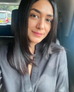 Mrunal Thakur Instagram - Good morning 🌤😈 Center or side partition? #straighthair #hair #needahaircut