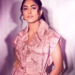 Mrunal Thakur Instagram – 🌸

Outfit @mero.studio

Earrings & Ring –  @one_nought_one_one 

Footwear @reformation

Styling @tanghavri @nidhijeswani

Make up : @missblender
Hair : @nidhichang @bbluntindia
Photos: @tejasnerurkarr

Managed by @aashianahluwalia