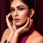 Mrunal Thakur Instagram - Berry Martini it is !✨ @lakmeindia #spotlightready #makeup #eyeshadow #eyemakeup