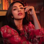 Mrunal Thakur Instagram - Profound 🌹💫