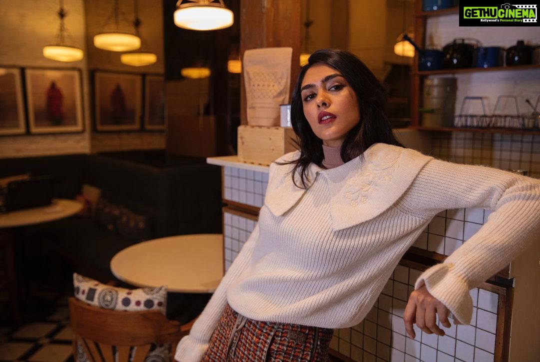 Mrunal Thakur Instagram - Sweater weather 💕🎯