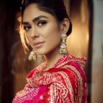 Mrunal Thakur Instagram – लग जा गले कि फिर ये हसीं रात हो न हो
शायद फिर इस जनम में मुलाक़ात हो न हो
लग जा गले से …🍁🍂
🎇
🎇
🎇
Magazine: @weddingvows.in
Produced by: @maximus_collabs_
Photographed by: @nupuragarwal__
Styling by: @shnoy09
Designer: @faabiianaofficial
Makeup & Hair: @loveleen_makeupandhair
Assisted by: @_misheeta
Jewellery: @narayanjewels
Team Wedding Vows: @nadiiaamalik.