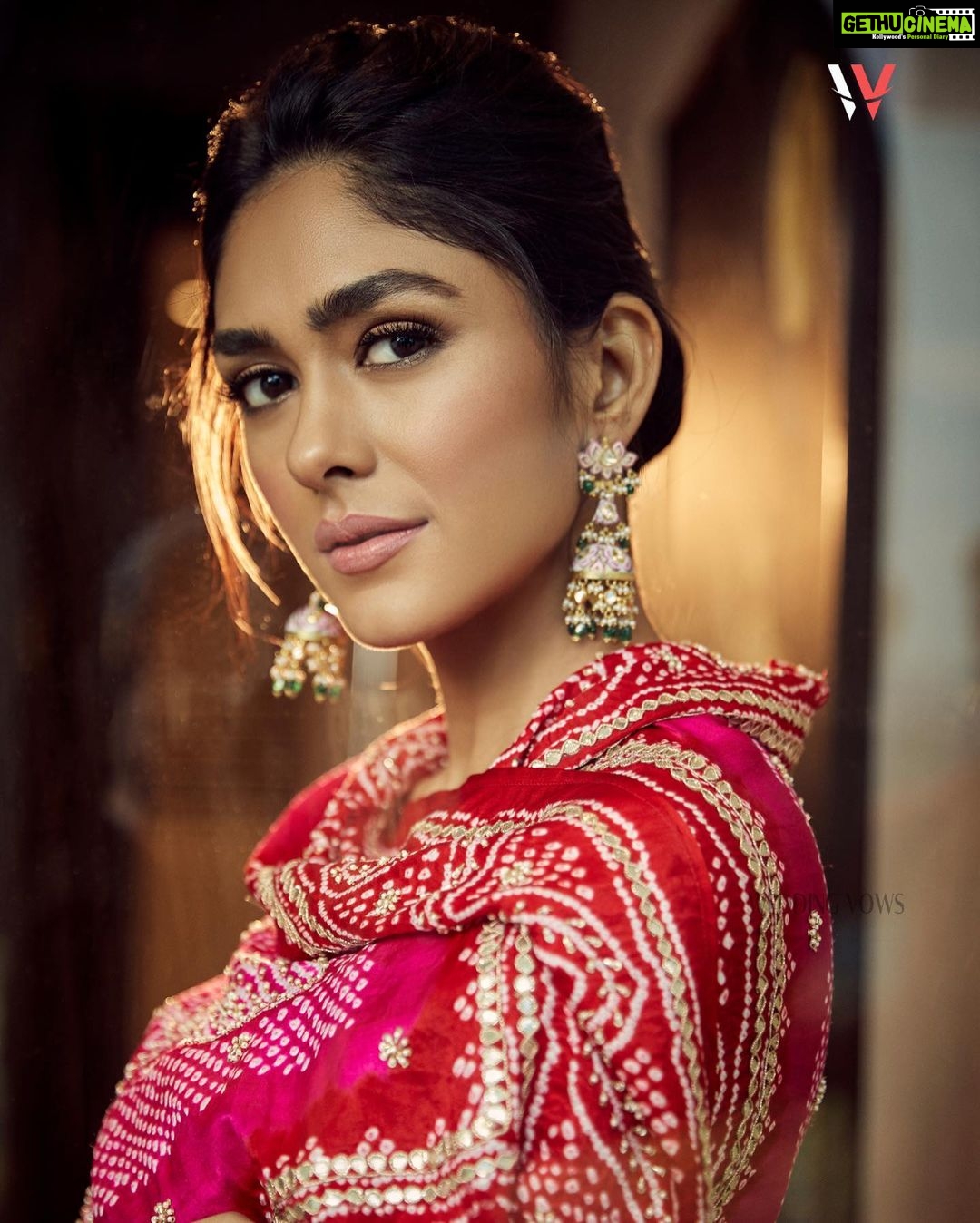 Mrunal Thakur Instagram - लग जा गले कि फिर ये हसीं रात हो न हो शायद फिर इस जनम में मुलाक़ात हो न हो लग जा गले से ...🍁🍂 🎇 🎇 🎇 Magazine: @weddingvows.in Produced by: @maximus_collabs_ Photographed by: @nupuragarwal__ Styling by: @shnoy09 Designer: @faabiianaofficial Makeup & Hair: @loveleen_makeupandhair Assisted by: @_misheeta Jewellery: @narayanjewels Team Wedding Vows: @nadiiaamalik.