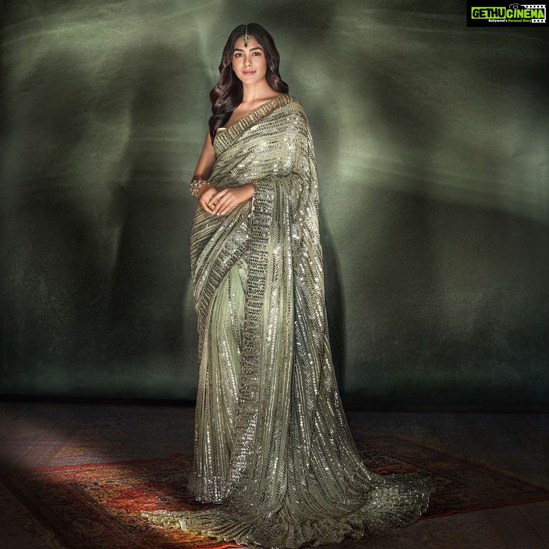 Mrunal Thakur Instagram - ❤️❤️❤️ #sareelove